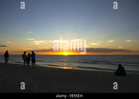 Al atardecer, la vida en la playa de arena Playa clave, Clearwater, Florida, EE.UU. Foto de stock