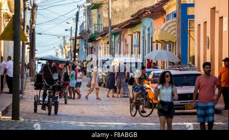 Vida de la calle, con muchos turistas en Trinidad, Sancti Spíritus, Cuba, el Caribe, América del Norte
