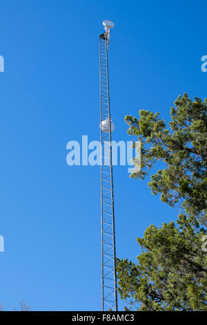 Torre de Telecomunicaciones con dos antenas parabólicas utilizado para wireless internet relay Foto de stock