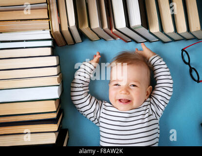 Bebé de Un año de edad con spectackles y libros