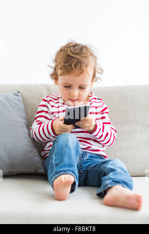 Niño de 2 años con teléfono celular.
