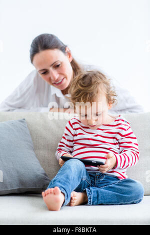Niño de 2 años con teléfono celular.