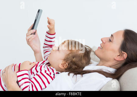 Niño de 2 años con teléfono celular.