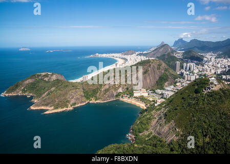 Vista aérea de Río con la playa de Copacabana y Praia Vermelha visto desde el Pan de Azúcar, Rio de Janeiro, Brasil Foto de stock