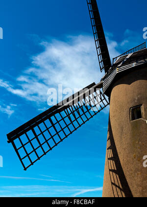 El molino de viento o Knowle Bembridge Windmill en la Isla de Wight Inglaterra construido alrededor de 1700 y ahora es un edificio catalogado de grado 1 Foto de stock