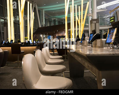 Aeropuerto internacional de Toronto Terminal 1 salón de salida de la zona de restaurantes; mesas modernas y conectadas con tabletas e iPads Foto de stock