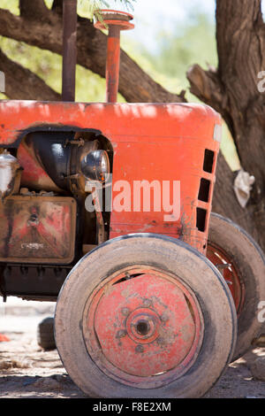 Delante de la antigua granja tractor abandonado en Salta Argentina Foto de stock