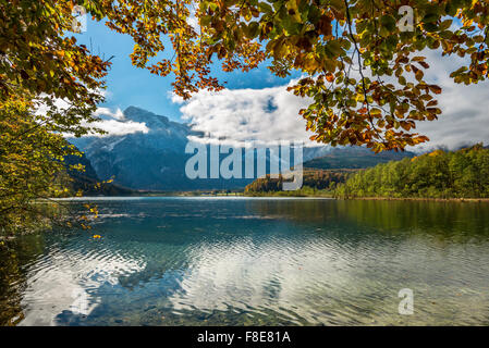 En otoño Almsee, Totes Gebirge, Almtal, Austria Foto de stock