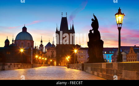 El Puente de Carlos, el horizonte de la Ciudad Vieja de Praga, República Checa, la UNESCO