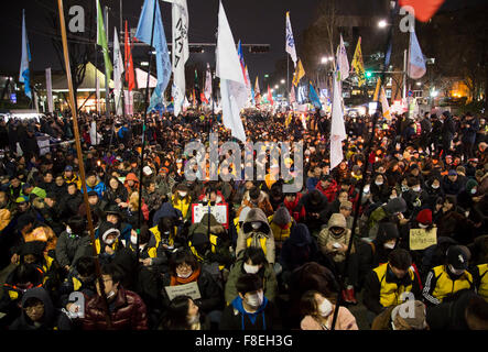 Protesta contra Park Geun-Hye, Dec 5, 2015 : Las personas asistir a un mitin contra el gobierno en Seúl, Corea del Sur. "El campamento del pueblo para levantarse y luchando", que representan a diversos grupos de campesinos, los estudiantes, los trabajadores y los pobres, demostró el 5 de diciembre de 2015, para oponerse al régimen del parque para cambiar el mercado laboral que los manifestantes insisten, facilitará el despido y más trabajadores temporales y de monopolizar la autoría de los libros de historia. Las personas llevaban máscaras en la manifestación para denunciar Park que comparó recientemente manifestantes locales en máscaras para ISIS. El organizador dijo que 50.000 personas participaron en la Foto de stock