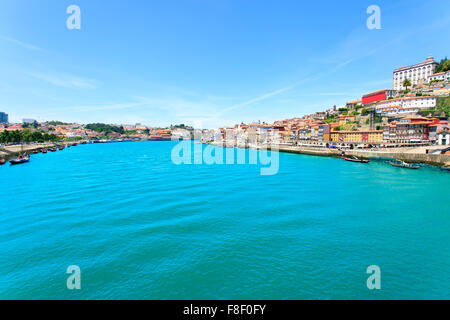 Porto, también conocido como Oporto. Un paisaje urbano a lo largo del río Duero. Portugal, Europa.
