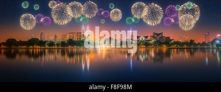 Hermosos fuegos artificiales por encima del paisaje urbano de Kuala Lumpur, Malasia en la noche