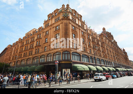 La famosa tienda Harrods edificio en una tarde de verano, la gente caminando en Londres La famosa tienda Harrods edificio en una tarde de verano, la gente caminando en Londres