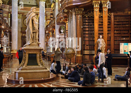 Grupo de alumnos en el Grand Hall de la Biblioteca Nacional ('Nationalbibliothek Prunksaal) de Viena, Austria. Foto de stock