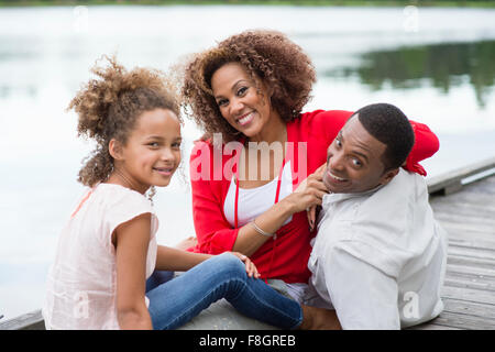 Familia sonriendo en dock de madera