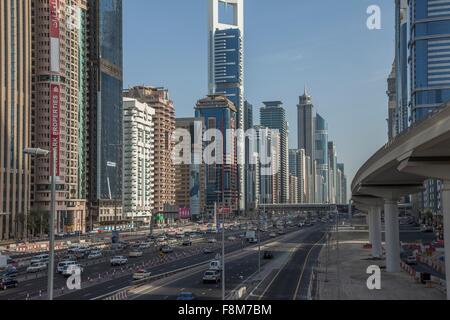 El perfil de la ciudad y la calle Sheikh Zayed Road, en el centro de Dubai, Emiratos Árabes Unidos.