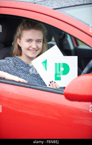 Adolescente recientemente aprobó la celebración de la prueba de conducción placas P Foto de stock