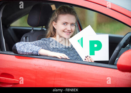 Adolescente recientemente aprobó la celebración de la prueba de conducción placas P Foto de stock