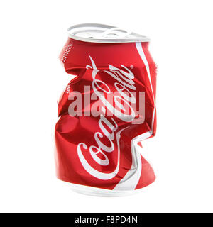 Lata de Coca Cola aplastada Fotografía de stock - Alamy