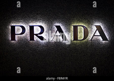 Luz de neón de Prada logo shop tienda ropa de moda en la noche