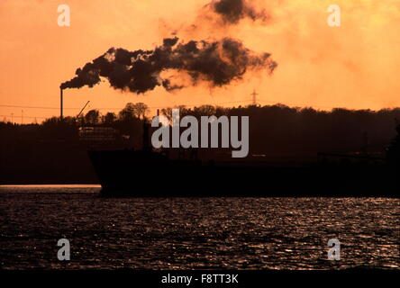 AJAXNETPHOTO. Agua de Southampton, Inglaterra. - Paisaje industrial - Fábrica de emisiones a través del paisaje deriva contra una puesta de sol cielo. Foto:Jonathan EASTLAND/AJAX Ref:090512