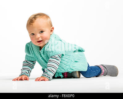 Fotografía de estudio de un año de antigüedad sonriente lindo bebé niña