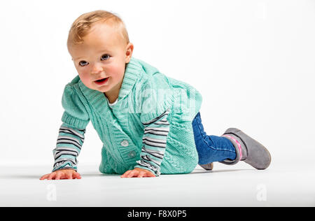 Fotografía de estudio de un año de antigüedad sonriente lindo bebé niña