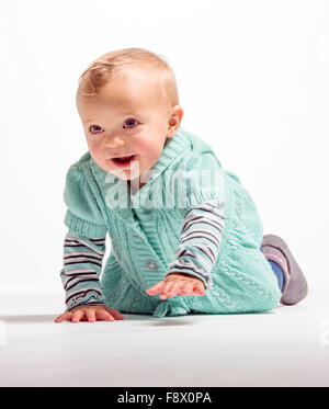 Fotografía de estudio de un año de antigüedad sonriente lindo bebé niña
