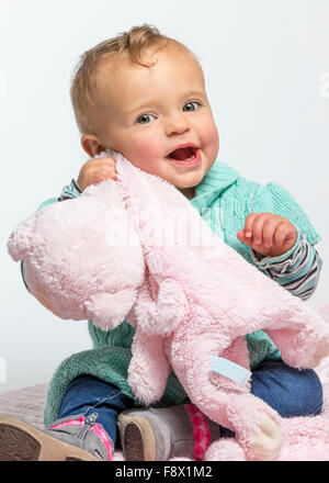 Fotografía de estudio de un año de antigüedad sonriente lindo bebé niña