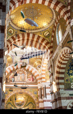 Modelos de barcos colgando del techo interior de la catedral de Notre Dame de la Garde, Marsella, Francia