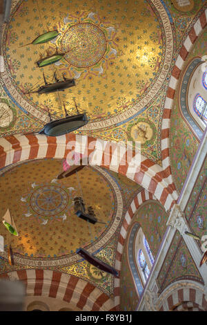 Modelos de barcos colgando del techo interior de la catedral de Notre Dame de la Garde, Marsella, Francia