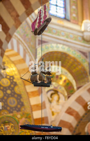 Modelos de barcos colgando del techo interior de la catedral de Notre Dame de la Garde, Marsella, Francia