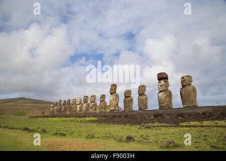 Fotografía de los 15 moais de Ahu Tongariki en la Isla de Pascua en Chile. Foto de stock