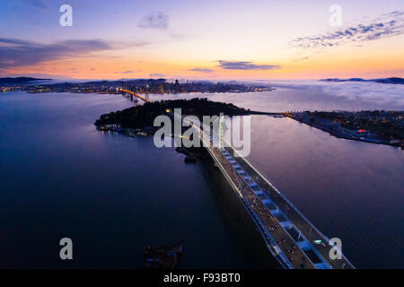 Vista aérea de san francisco Oakland Bay Bridge y la isla del tesoro al atardecer, California, EE.UU.