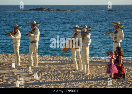 México. Tangolunda, Huatulco, Oaxaca, playa music group.