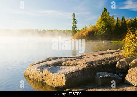 Canadian Shield rock y lago, Lago Namau, Parque Provincial Whiteshell, Manitoba, Canadá Foto de stock