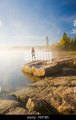 Caminante en Canadian Shield rock Namau, Lago, Parque Provincial Whiteshell, Manitoba, Canadá Foto de stock