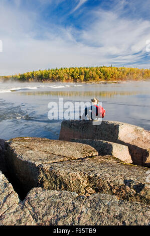 Caminante en Canadian Shield rock Namau, Lago, Parque Provincial Whiteshell, Manitoba, Canadá Foto de stock