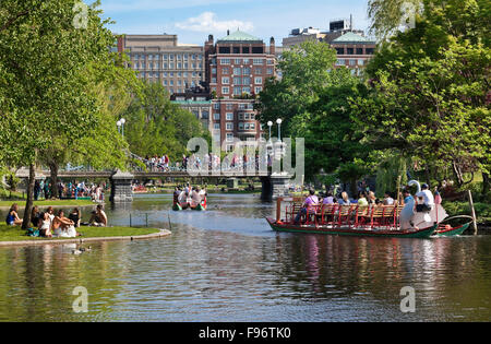 Lago artificial en el jardín público de Boston comúnmente conocida como la laguna. El lago es el sitio turístico popular Foto de stock