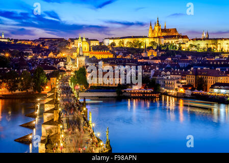 Praga, República Checa. Charles Bridge y Hradcany (Castillo de Praga) con la Catedral de San Vito y San Jorge iglesia tarde al anochecer,