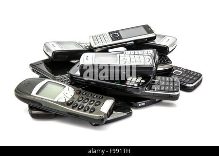 Montón de viejos teléfonos móviles listos para su reciclaje Foto de stock
