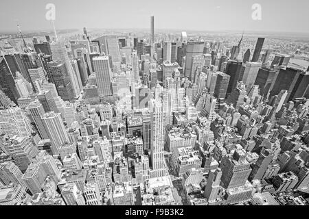 En tonos blanco y negro vista aérea de Manhattan, Ciudad de Nueva York, EE.UU.