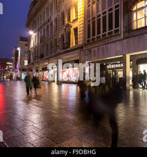 La gente sale de noche en el centro de la ciudad de Nottingham, Inglaterra, Reino Unido.