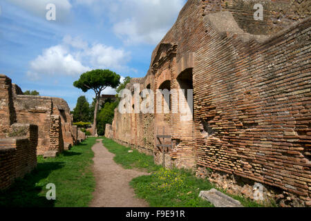 Antiguo puerto romano de Ostia, cerca de Roma, Italia, Europa Foto de stock