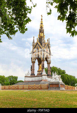 El Albert Memorial fue encargado por la Reina Victoria en memoria de su marido, el Príncipe Alberto, en los jardines de Kensington, Londres, Reino Unido. Foto de stock