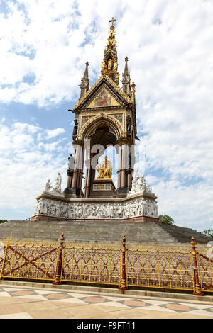 El Albert Memorial fue encargado por la Reina Victoria en memoria de su marido, el Príncipe Alberto, en los jardines de Kensington, Londres, Reino Unido. Foto de stock