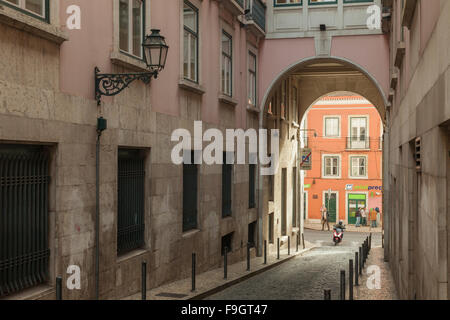 Una calle de Bairro Alto, Lisboa, Portugal. Foto de stock