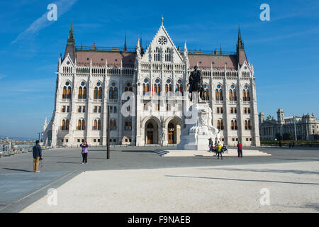 Estatua del conde Gyula Andrássy delante del edificio del Parlamento húngaro, Budapest, Hungría Foto de stock