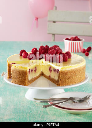 Tarta de queso y chocolate blanco con frutas del bosque Fotografía de stock  - Alamy