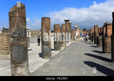 La zona del Foro de Pompeya, la ciudad romana sepultada en lava, cerca de la ciudad de Nápoles, la Lista del Patrimonio Mundial de la UNESCO de 1997, región de Campania